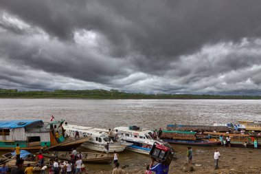 Maran Nehri 'ndeki meşgul Nautas rıhtımı Amazonların kalbine açılan kapıdır.