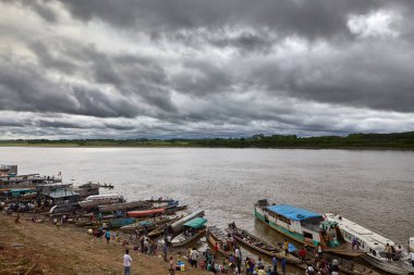 Maran Nehri 'ndeki meşgul Nautas rıhtımı Amazonların kalbine açılan kapıdır.