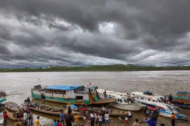 Maran Nehri 'ndeki meşgul Nautas rıhtımı Amazonların kalbine açılan kapıdır.