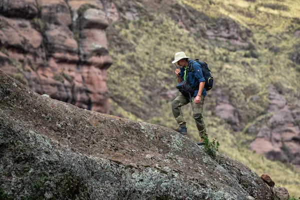 Penguen Kanyonu 'ndaki nefes kesici Tinajani Kanyonu' nu keşfetmek doğanın saf güzelliği ve yükselen kaya oluşumları bizi suskun bırakıyor. Buradaki her adım zamanda yolculuk gibi geliyor. Puno Peru