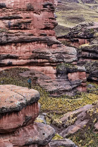 Penguen Kanyonu 'ndaki nefes kesici Tinajani Kanyonu' nu keşfetmek doğanın saf güzelliği ve yükselen kaya oluşumları bizi suskun bırakıyor. Buradaki her adım zamanda yolculuk gibi geliyor. Puno Peru