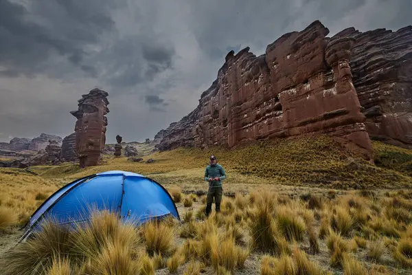 Penguen Kanyonu 'ndaki nefes kesici Tinajani Kanyonu' nu keşfetmek doğanın saf güzelliği ve yükselen kaya oluşumları bizi suskun bırakıyor. Buradaki her adım zamanda yolculuk gibi geliyor. Puno Peru