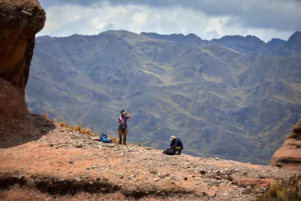 Penguen Kanyonu 'ndaki nefes kesici Tinajani Kanyonu' nu keşfetmek doğanın saf güzelliği ve yükselen kaya oluşumları bizi suskun bırakıyor. Buradaki her adım zamanda yolculuk gibi geliyor. Puno Peru