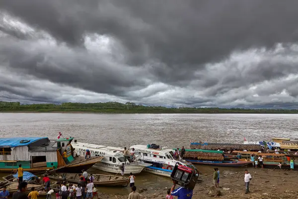Maran Nehri 'ndeki meşgul Nautas rıhtımı Amazonların kalbine açılan kapıdır.