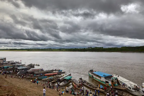 Maran Nehri 'ndeki meşgul Nautas rıhtımı Amazonların kalbine açılan kapıdır.