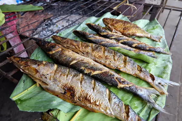 Amazon 'dan taze geldi ve Belen Market, Iquitos' ta orman aromalı ızgara altın, dumanlı kızarmış balığa servis edildi.