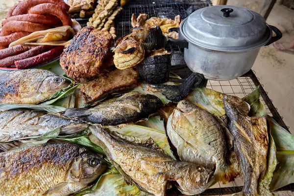Amazon 'dan taze geldi ve Belen Market, Iquitos' ta orman aromalı ızgara altın, dumanlı kızarmış balığa servis edildi.