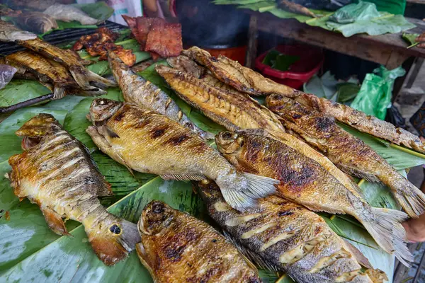 Amazon 'dan taze geldi ve Belen Market, Iquitos' ta orman aromalı ızgara altın, dumanlı kızarmış balığa servis edildi.