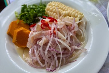 Lima stili ceviche en iyisidir. Yumuşak balık, keskin limon, baharatlı biber ve tatlı patatesin mükemmel uyumu Perus 'un sahil mutfağının gerçek tadını yakalıyor.