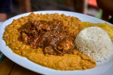 Seco de Cabrito Chiclayo tarzı, ruhu ısıtan zengin ve lezzetli bir keçi yahnisi. Papa XIV. Leo 'nun en sevdiği yemek olarak bilinen bu geleneksel Peru tarifi cesur lezzetlerin gerçek bir kutlamasıdır..
