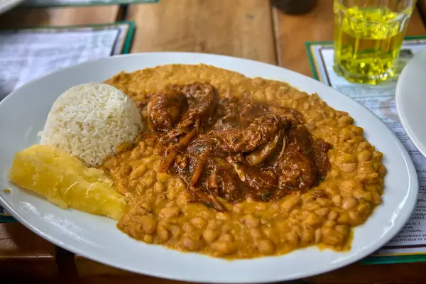 Seco de Cabrito Chiclayo tarzı, ruhu ısıtan zengin ve lezzetli bir keçi yahnisi. Papa XIV. Leo 'nun en sevdiği yemek olarak bilinen bu geleneksel Peru tarifi cesur lezzetlerin gerçek bir kutlamasıdır..