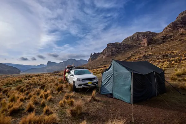 Penguen Kanyonu 'ndaki nefes kesici Tinajani Kanyonu' nu keşfetmek doğanın saf güzelliği ve yükselen kaya oluşumları bizi suskun bırakıyor. Buradaki her adım zamanda yolculuk gibi geliyor. Puno Peru