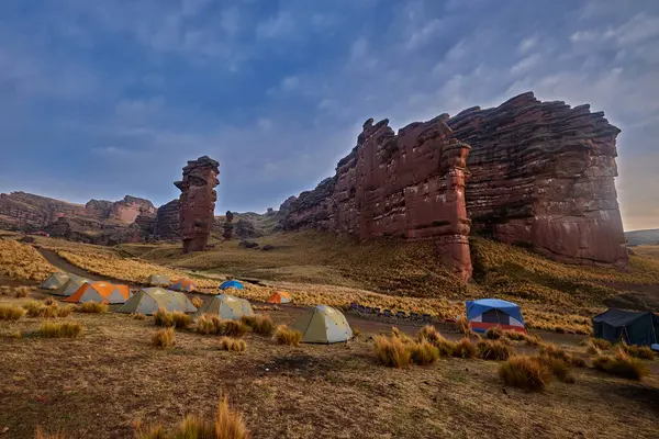 Penguen Kanyonu 'ndaki nefes kesici Tinajani Kanyonu' nu keşfetmek doğanın saf güzelliği ve yükselen kaya oluşumları bizi suskun bırakıyor. Buradaki her adım zamanda yolculuk gibi geliyor. Puno Peru