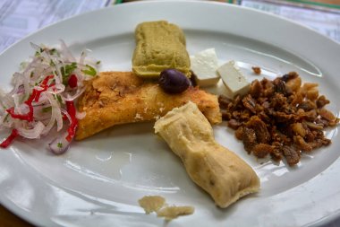 La Tamalada, Perus atalarının aşçılık köklerine bir övgü niteliğindedir. Her tamal, elle sarılıp ruhla pişirilir, gelenek, topluluk ve kutlamaların tadını taşır. Sadece Don Cucho 'da.