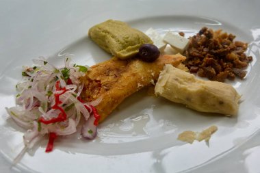 La Tamalada, Perus atalarının aşçılık köklerine bir övgü niteliğindedir. Her tamal, elle sarılıp ruhla pişirilir, gelenek, topluluk ve kutlamaların tadını taşır. Sadece Don Cucho 'da.