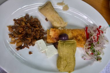 La Tamalada, Perus atalarının aşçılık köklerine bir övgü niteliğindedir. Her tamal, elle sarılıp ruhla pişirilir, gelenek, topluluk ve kutlamaların tadını taşır. Sadece Don Cucho 'da.