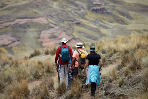 Penguen Kanyonu 'ndaki nefes kesici Tinajani Kanyonu' nu keşfetmek doğanın saf güzelliği ve yükselen kaya oluşumları bizi suskun bırakıyor. Buradaki her adım zamanda yolculuk gibi geliyor. Puno Peru