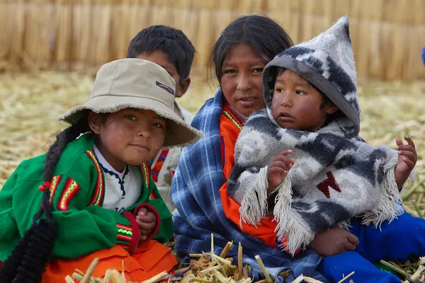 Uros Adaları 'nın küçük kızları, hayatın Titicaca Gölü' nde yavaşça aktığı yer. Gülüşleri su, sazlık ve gelenek kökenli bir kültürün sıcaklığını taşıyor. Perus dağlarının yaşayan bir mirası..