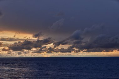 Titicaca Gölü 'nün engin engin genişliğinde dramatik bir fırtınalı gökyüzü beliriyor, yüksek irtifada derin gölgeler ve zengin maviler bırakıyor..