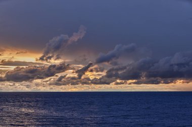 Titicaca Gölü 'nün engin engin genişliğinde dramatik bir fırtınalı gökyüzü beliriyor, yüksek irtifada derin gölgeler ve zengin maviler bırakıyor..