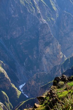 En derin kanyonlardan biri olan Colca dramatik uçurumları, dolambaçlı nehri ve ebedi And güzelliğiyle sersemletir. Eski güçler tarafından şekillendirilmiş ve yükselen akbabalar tarafından izlenen bir manzara.