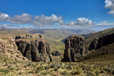 Colca Kanyonu 'nun muazzam güzelliğine bakan doğal bir taş çerçeve. 