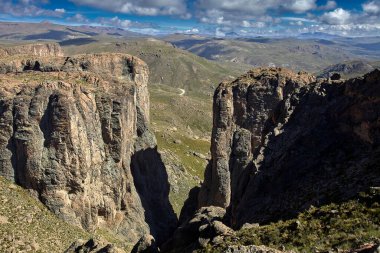 Colca Kanyonu 'nun muazzam güzelliğine bakan doğal bir taş çerçeve. 