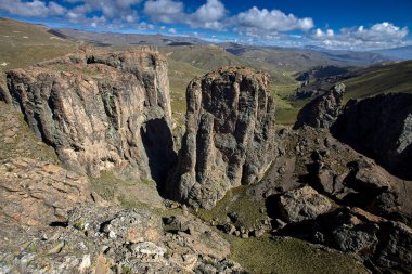 Colca Kanyonu 'nun muazzam güzelliğine bakan doğal bir taş çerçeve. 
