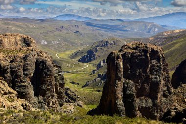 Colca Kanyonu 'nun muazzam güzelliğine bakan doğal bir taş çerçeve. 
