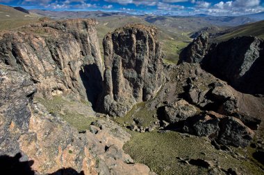 Colca Kanyonu 'nun muazzam güzelliğine bakan doğal bir taş çerçeve. 