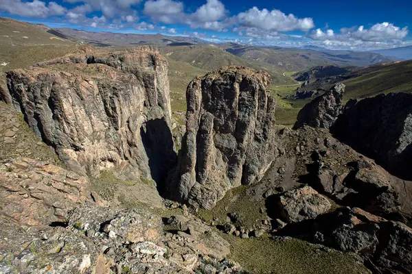 Colca Kanyonu 'nun muazzam güzelliğine bakan doğal bir taş çerçeve. 