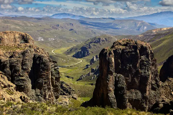 Colca Kanyonu 'nun muazzam güzelliğine bakan doğal bir taş çerçeve. 