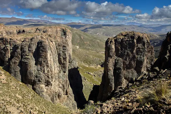 Colca Kanyonu 'nun muazzam güzelliğine bakan doğal bir taş çerçeve. 