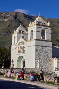 Maca 'nın sömürge kilisesi inancın ve geleneğin ebedi bir sembolüdür. Beyaz duvarları, Andean ve İspanyol mirasının görkemli kanyon manzaralarının arasına kurulmuş yüzyıllarını yansıtıyor..
