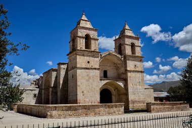 Callalli Kilisesi, 17. yüzyılda volkanik taşlarla inşa edilmiş, kırsal güzelliği ve sakin çevresi And Dağları 'nın ruhunu yansıtan yüzyılların inanç ve geleneklerine sessiz bir tanık.
