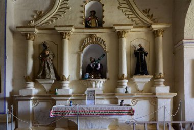 Callalli Kilisesi 'nin içinde zaman durmuş gibi görünüyor. Yumuşak ışık, el oyması sunaklar, solmuş freskler ve yüzyıllardır süren sessiz bağlılığı gözler önüne seriyor. Colca Highlands 'daki bu gizli sığınak inançtan bahsediyor.