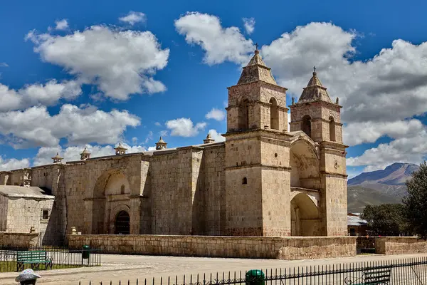 Callalli Kilisesi, 17. yüzyılda volkanik taşlarla inşa edilmiş, kırsal güzelliği ve sakin çevresi And Dağları 'nın ruhunu yansıtan yüzyılların inanç ve geleneklerine sessiz bir tanık.