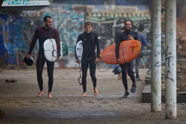 La Herradura uyandığında, sadece korkusuz sörfçüler kürek çeker. Su duvarları, ham Pasifik enerjisi ve merhamet göstermeyen bir kırılma noktası. Chorrillos Peru