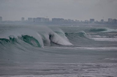 Büyük fırtınalı deniz dalgası. Peru Sahil Hattı - Caplina La Herradura Chorrillos.