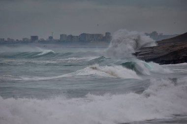 Büyük fırtınalı deniz dalgası. Peru Sahil Hattı - Caplina La Herradura Chorrillos.