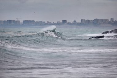 Büyük fırtınalı deniz dalgası. Peru Sahil Hattı - Caplina La Herradura Chorrillos.