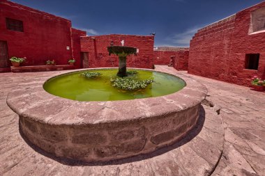 Santa Catalina Manastırı bir sömürge mimarisi ve canlı renkler başyapıtıdır. Derin çivit ağaçlarından sıcak teraslara kadar her koridor adanmışlık, yalnızlık ve ebedi güzelliğin hikayesini anlatır..