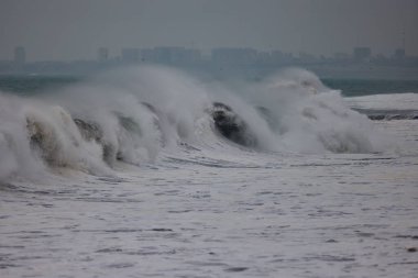 Büyük fırtınalı deniz dalgası. Peru Sahil Hattı - Caplina La Herradura Chorrillos.