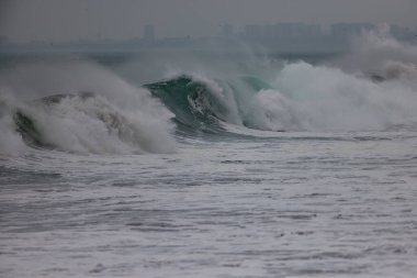 Büyük fırtınalı deniz dalgası. Peru Sahil Hattı - Caplina La Herradura Chorrillos.