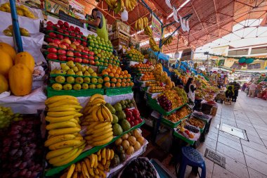 San Camilo Pazarı 'nın meyve reyonunda Perus' un canlı çeşitliliği, taze, yerel ve unutulmaz.
