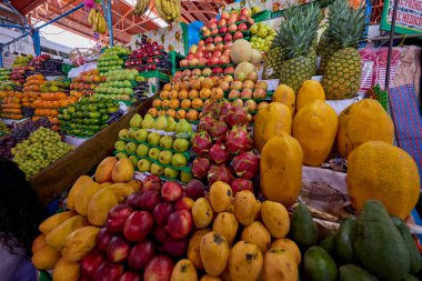 San Camilo Pazarı 'nın meyve reyonunda Perus' un canlı çeşitliliği, taze, yerel ve unutulmaz.