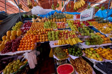 San Camilo Pazarı 'nın meyve reyonunda Perus' un canlı çeşitliliği, taze, yerel ve unutulmaz.