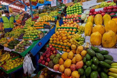 San Camilo Pazarı 'nın meyve reyonunda Perus' un canlı çeşitliliği, taze, yerel ve unutulmaz.