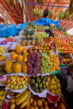 San Camilo Pazarı 'nın meyve reyonunda Perus' un canlı çeşitliliği, taze, yerel ve unutulmaz.