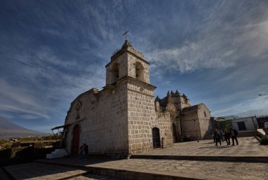 Espritu Santo Kilisesi, Andean gökyüzü ve yüzyıllar süren sadakat çerçeveli Chiguata 'da sessizce duruyor. Arequipa dağlarında gizli bir koloni mirası mücevheri..